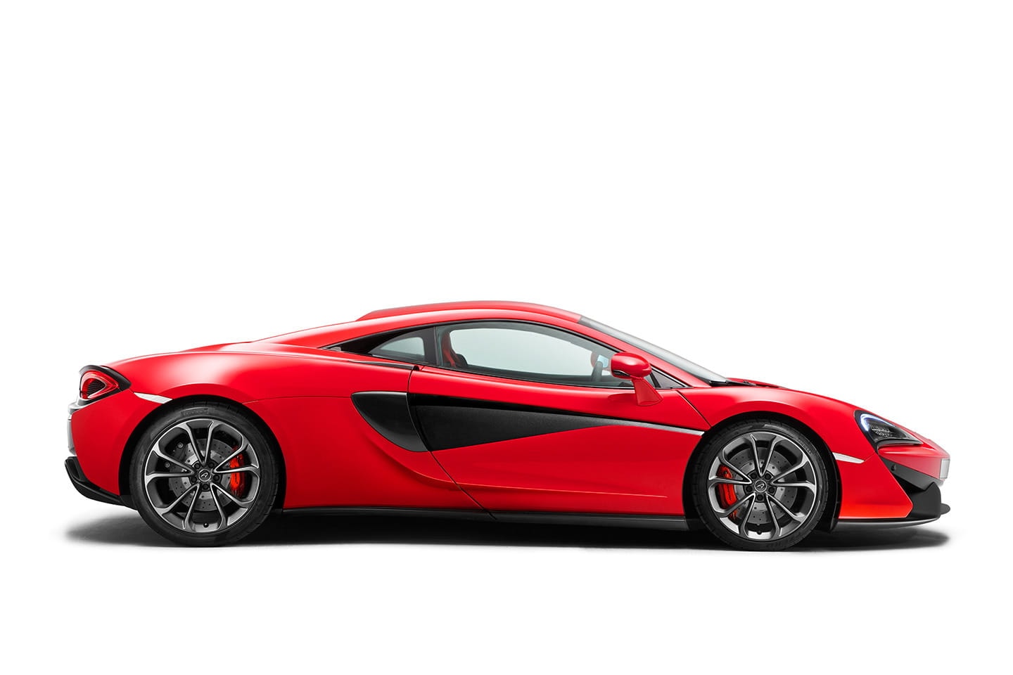 Perfil completo del McLaren 540C, destacando las llantas y la forma de las ventanas.