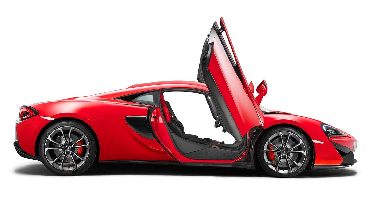 Imagen del McLaren 540C con la puerta abierta, mostrando el mecanismo de apertura de alas de gaviota.