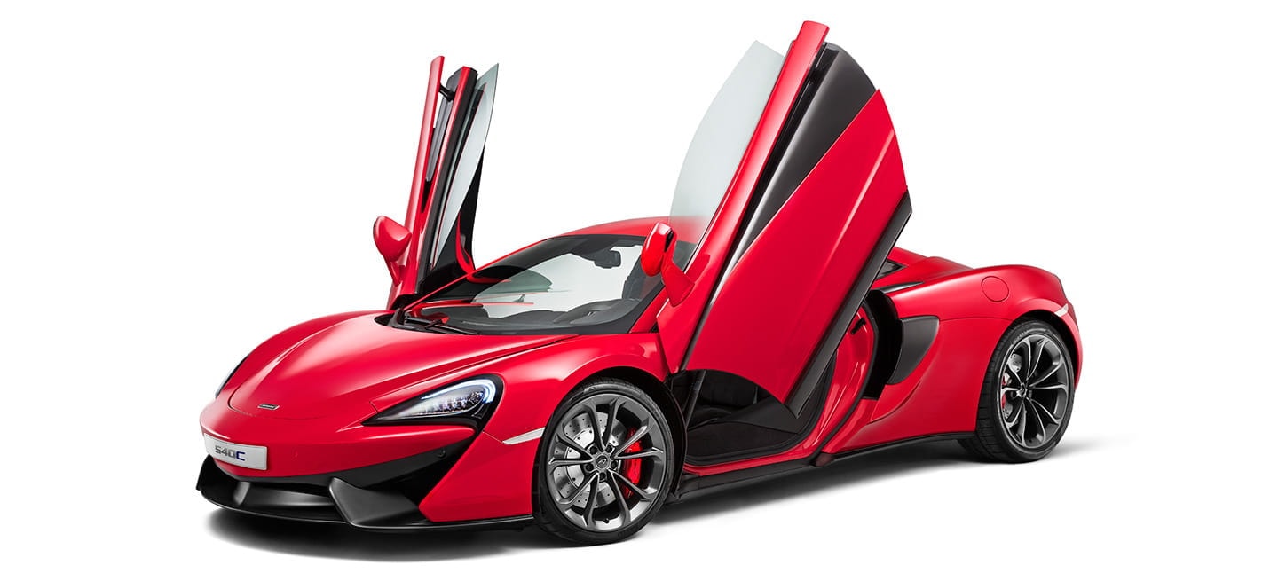 McLaren 540C con puertas abiertas, ofreciendo una visión integrada del diseño exterior e interior.