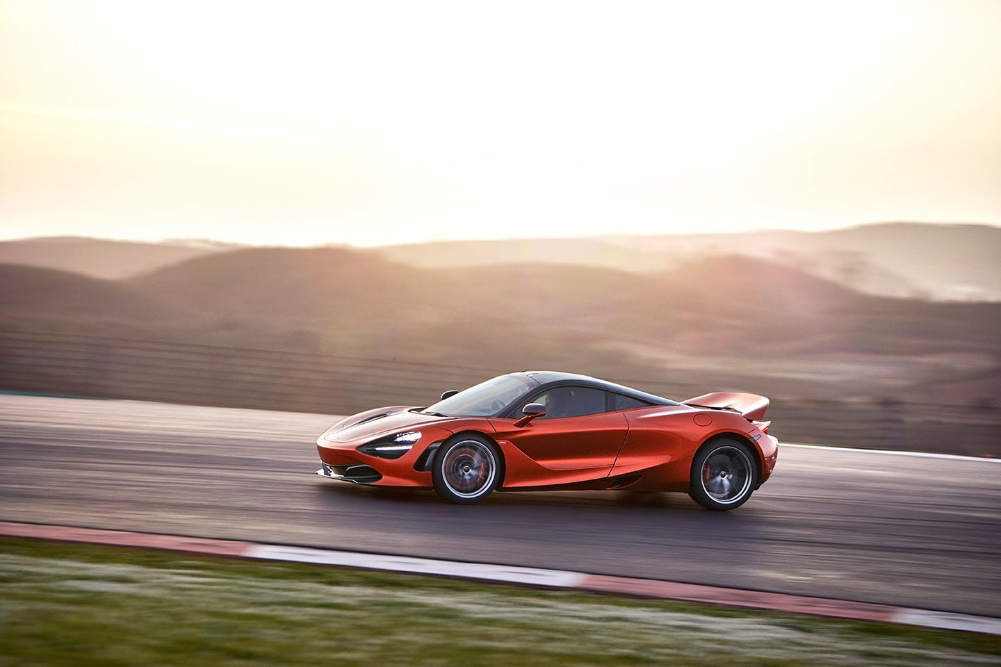 Imagen dinámica del McLaren 720S en pista, enfatizando su diseño lateral en curvas.