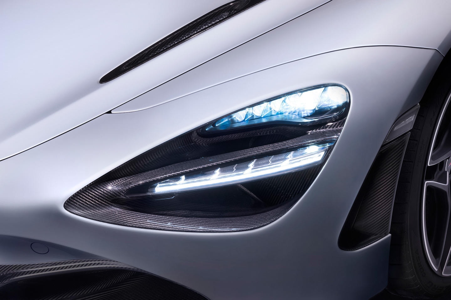 Vista cercana del sistema de iluminación LED del McLaren 720S.