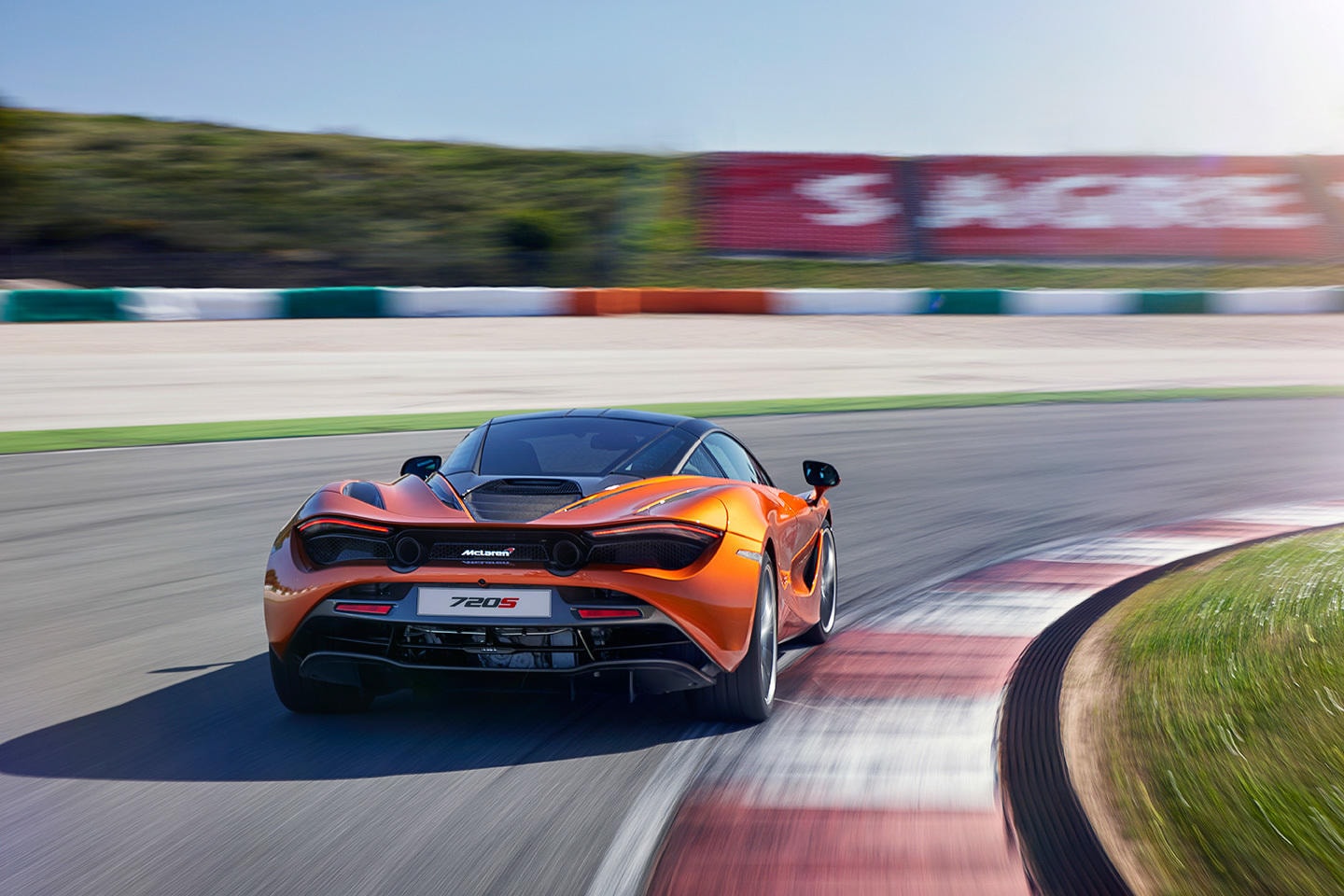 Vista delantera del McLaren 720S aproximándose velozmente, realzando su estilizada figura.