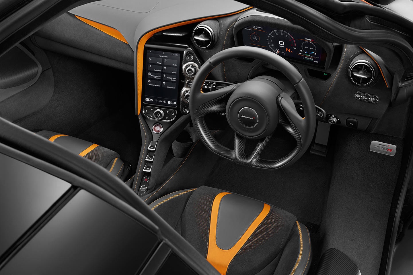 Puesto de conducción del McLaren 720S, mostrando la consola central y volante.