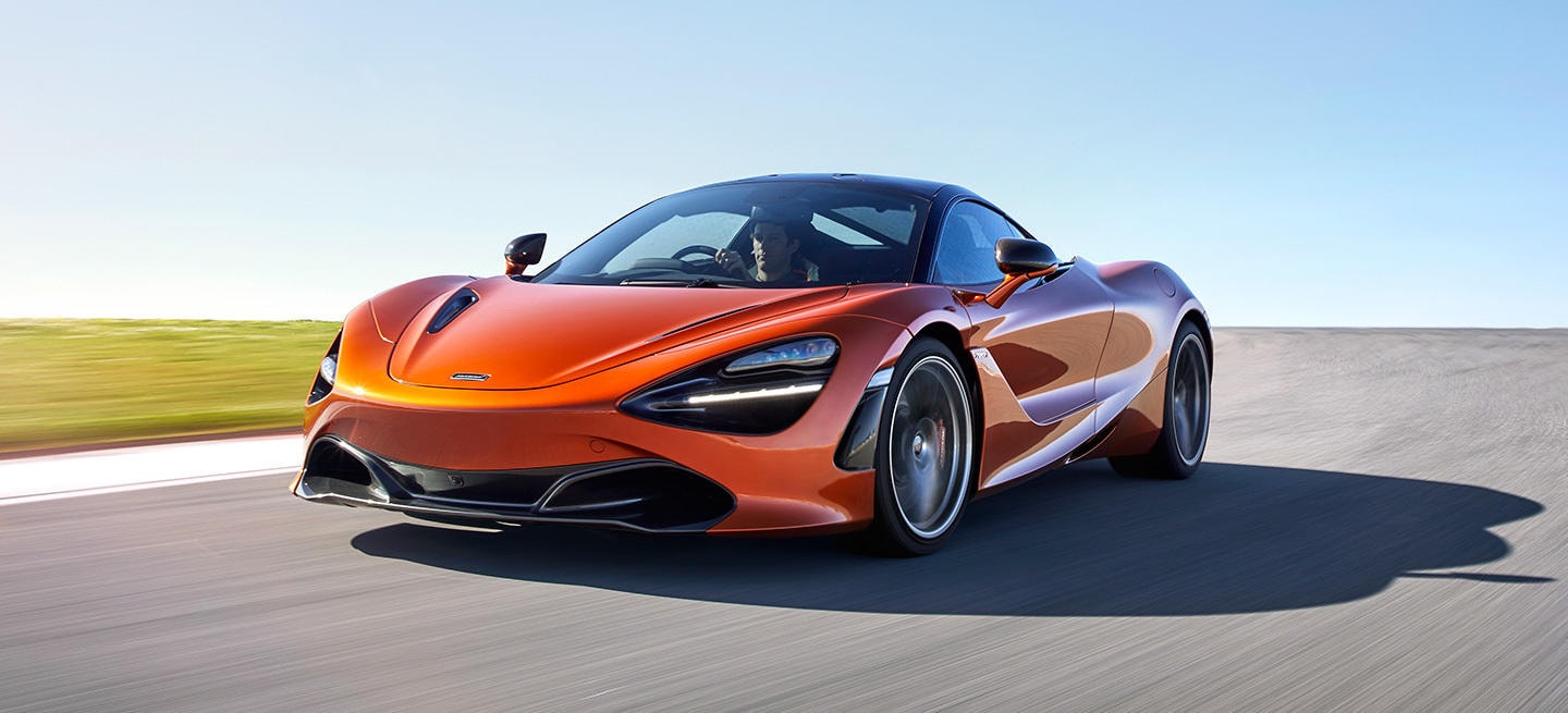 McLaren 720S a alta velocidad, vista frontal que destaca su agresiva aerodinámica.
