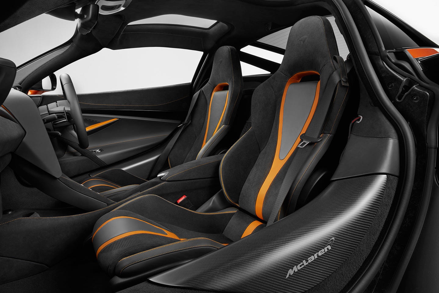 Cockpit del McLaren 720S con asientos deportivos.