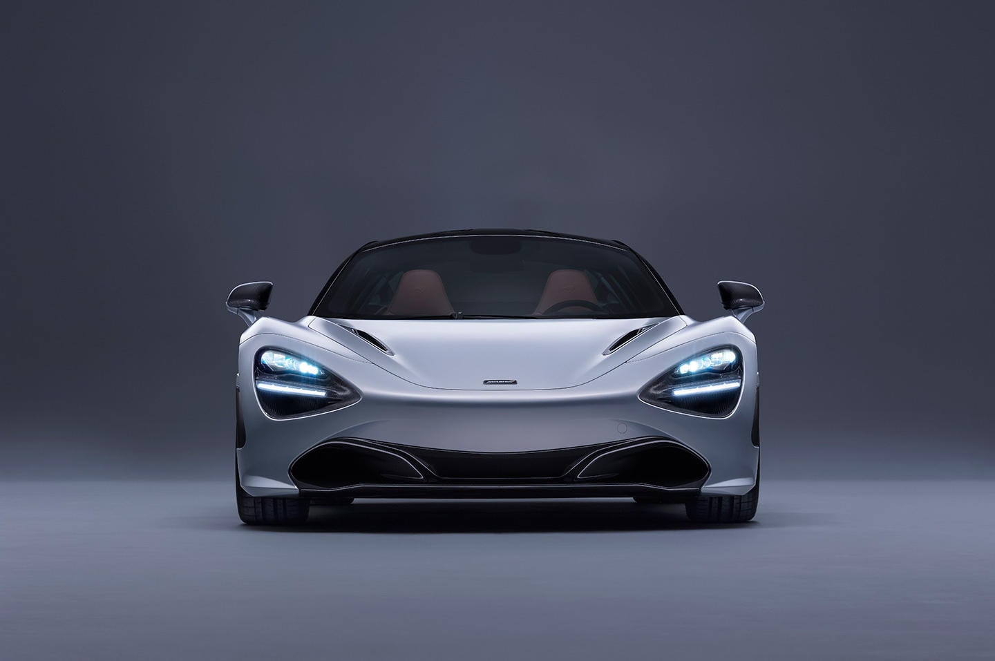 Imagen frontal del McLaren 720S, destacando su agresiva parrilla y faros estilizados.