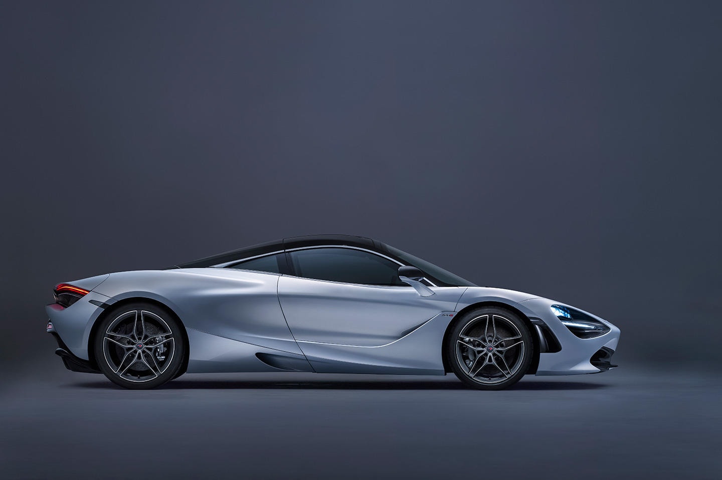 Perfil lateral del McLaren 720S mostrando sus líneas aerodinámicas y llantas de diseño exclusivo.