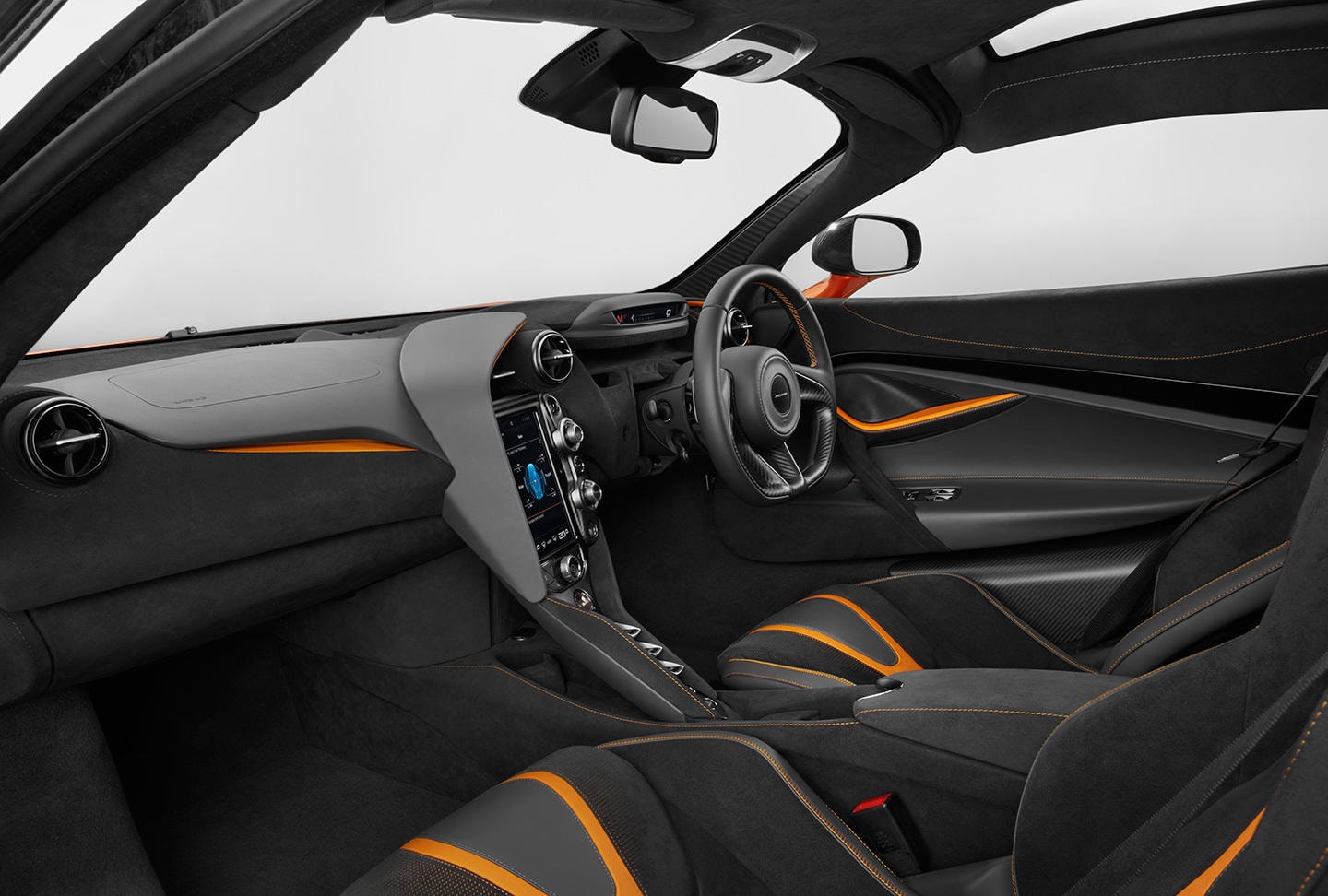 Captura desde el ángulo lateral del habitáculo del McLaren 720S, resaltando la ergonomía.