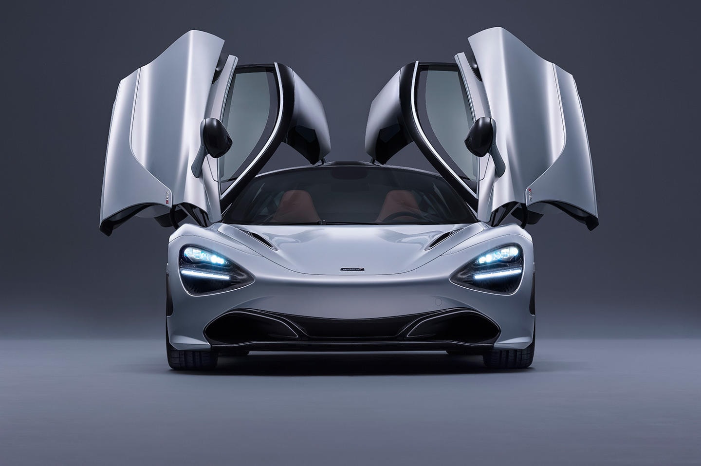 McLaren 720S con puertas de ala de gaviota abiertas, evocando un diseño futurista.