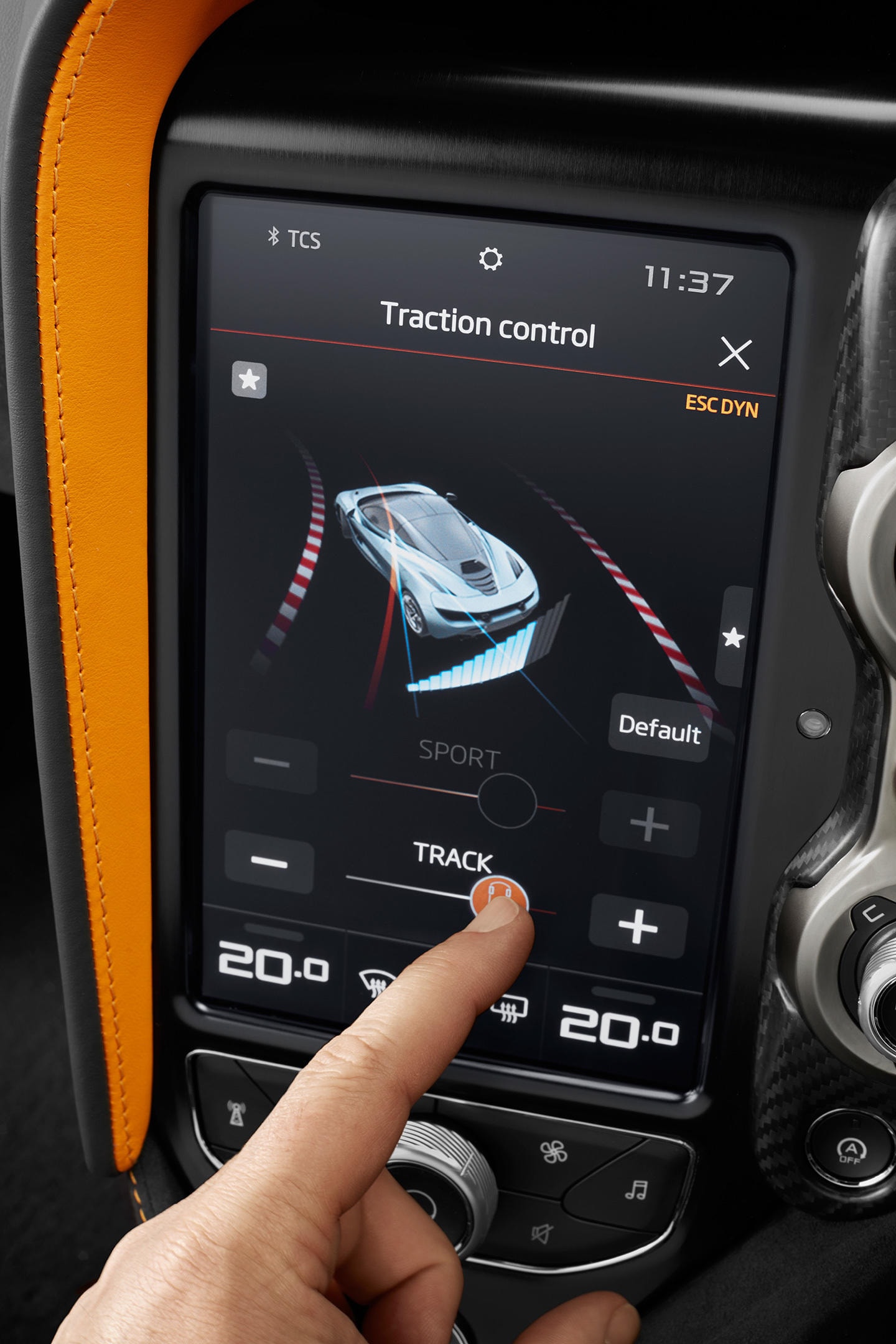 Control de tracción en pantalla táctil del McLaren 720S.