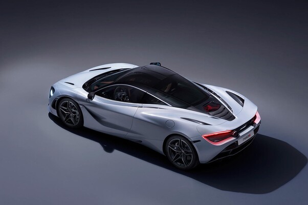 Perspectiva trasera y lateral del McLaren 720S en estudio. Perspectiva trasera y lateral del McLaren 720S en estudio.