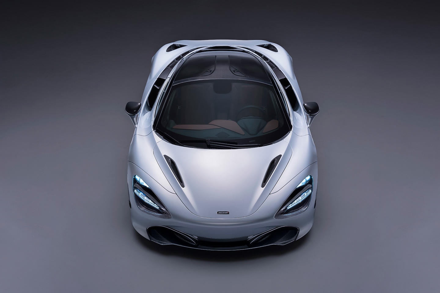 Toma aérea que muestra la línea frontal del McLaren 720S.