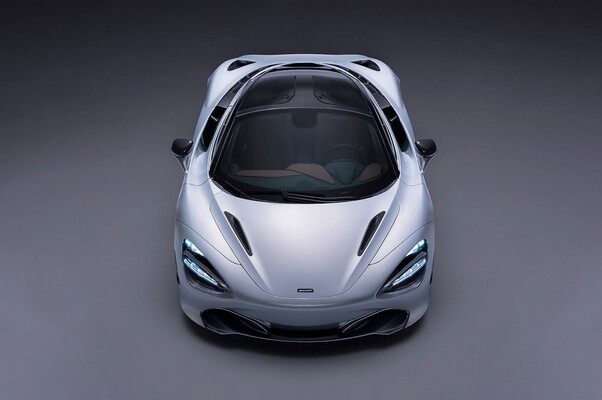 Toma aérea que muestra la línea frontal del McLaren 720S. Toma aérea que muestra la línea frontal del McLaren 720S.