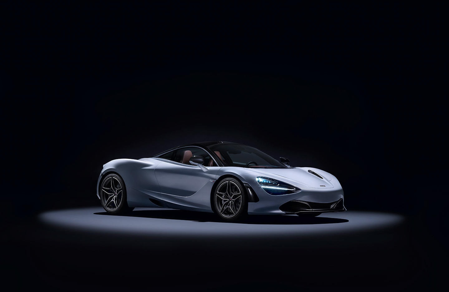 Imponente toma lateral del McLaren 720S bajo iluminación foco.