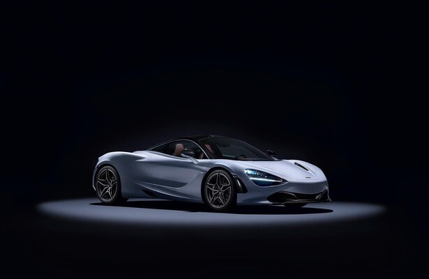 Imponente toma lateral del McLaren 720S bajo iluminación foco. Imponente toma lateral del McLaren 720S bajo iluminación foco.