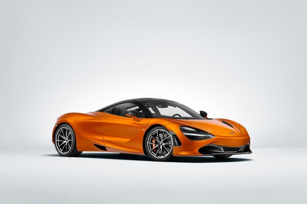 Perfil impecable del McLaren 720S en color naranja.