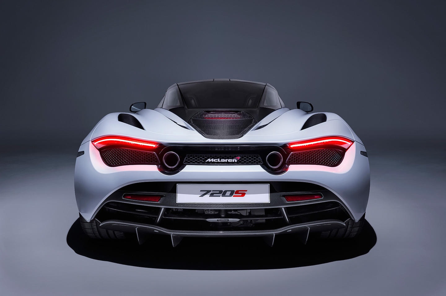 Diseño trasero del McLaren 720S con luces LED icónicas y difusor aerodinámico.