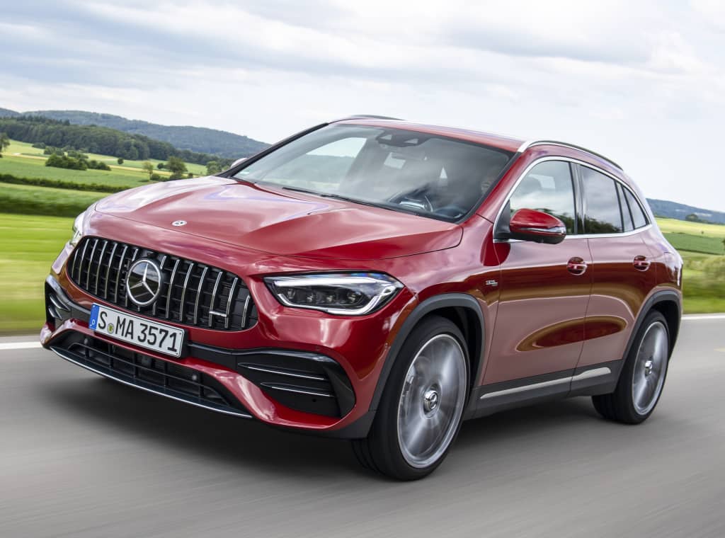 Vista angular delantera del Mercedes-AMG GLA 45 S 4MATIC+, realzando su carácter deportivo.