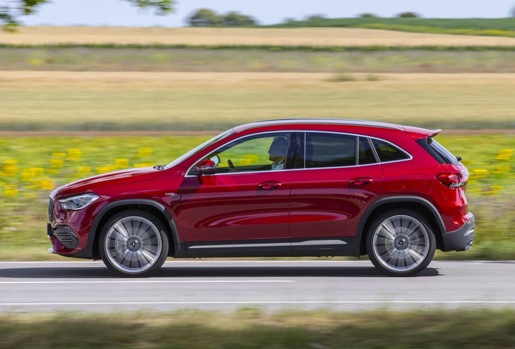 Perfil dinámico del Mercedes-AMG GLA 45 S 4MATIC+ mostrando llantas y líneas laterales.