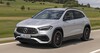 Mercedes-AMG GLA 45 S 4MATIC+ capturado en movimiento, mostrando su dinamismo. Mercedes-AMG GLA 45 S 4MATIC+ capturado en movimiento, mostrando su dinamismo.