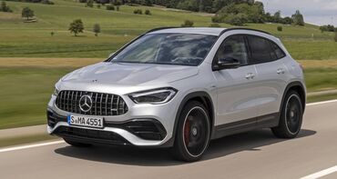 Mercedes-AMG GLA 45 S 4MATIC+ capturado en movimiento, mostrando su dinamismo. Mercedes-AMG GLA 45 S 4MATIC+ capturado en movimiento, mostrando su dinamismo.