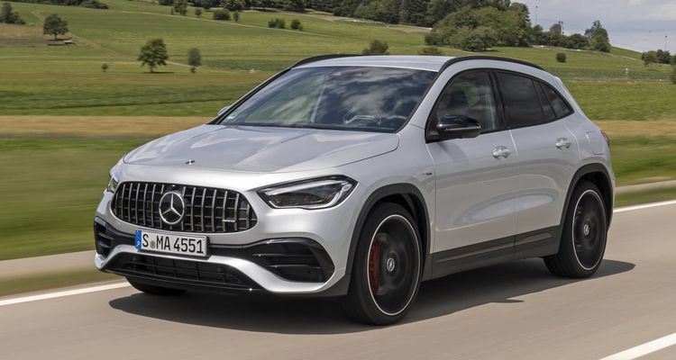 Mercedes-AMG GLA 45 S 4MATIC+ capturado en movimiento, mostrando su dinamismo.