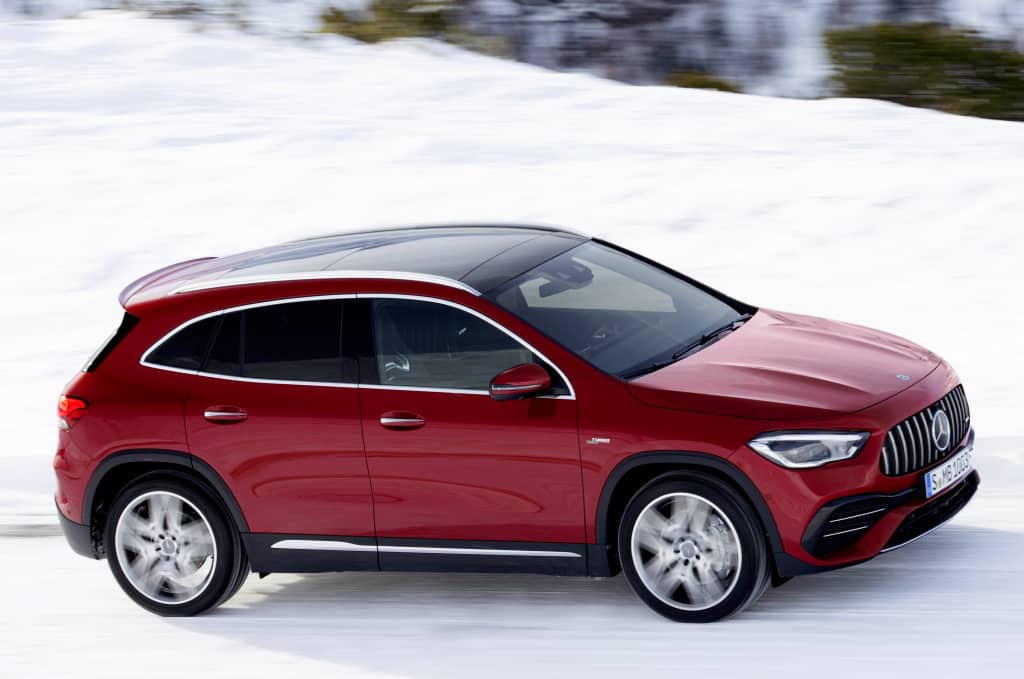 Vista lateral del GLA 45 S 4MATIC+ en un entorno invernal, enfatizando el techo y la línea.