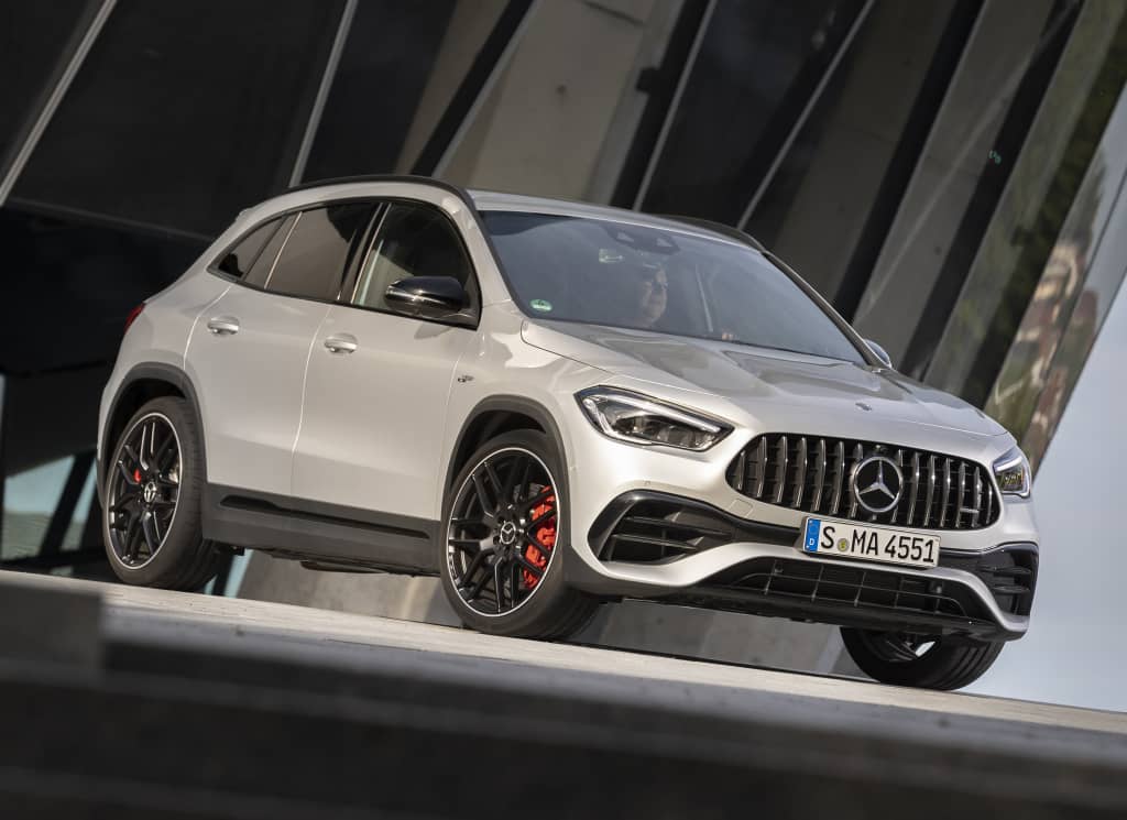Perfil deportivo del Mercedes-AMG GLA 45 S destacando sus líneas aerodinámicas.