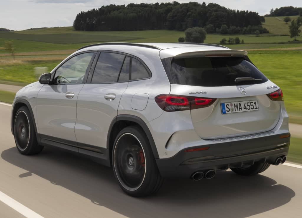 Ángulo que muestra el impresionante diseño y performance del GLA 45 S.