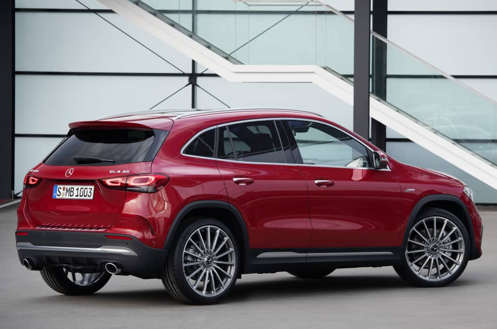 Vista lateral y trasera del Mercedes-AMG GLA 45 S en color rojo.
