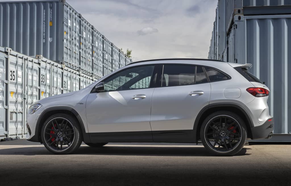 Vista lateral que muestra las llantas de aleación y la estampa dinámica del vehículo.