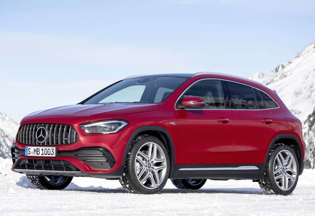 Lateral del GLA 45 S 4MATIC+ mostrando su diseño compacto y techo, en rojo vibrante.