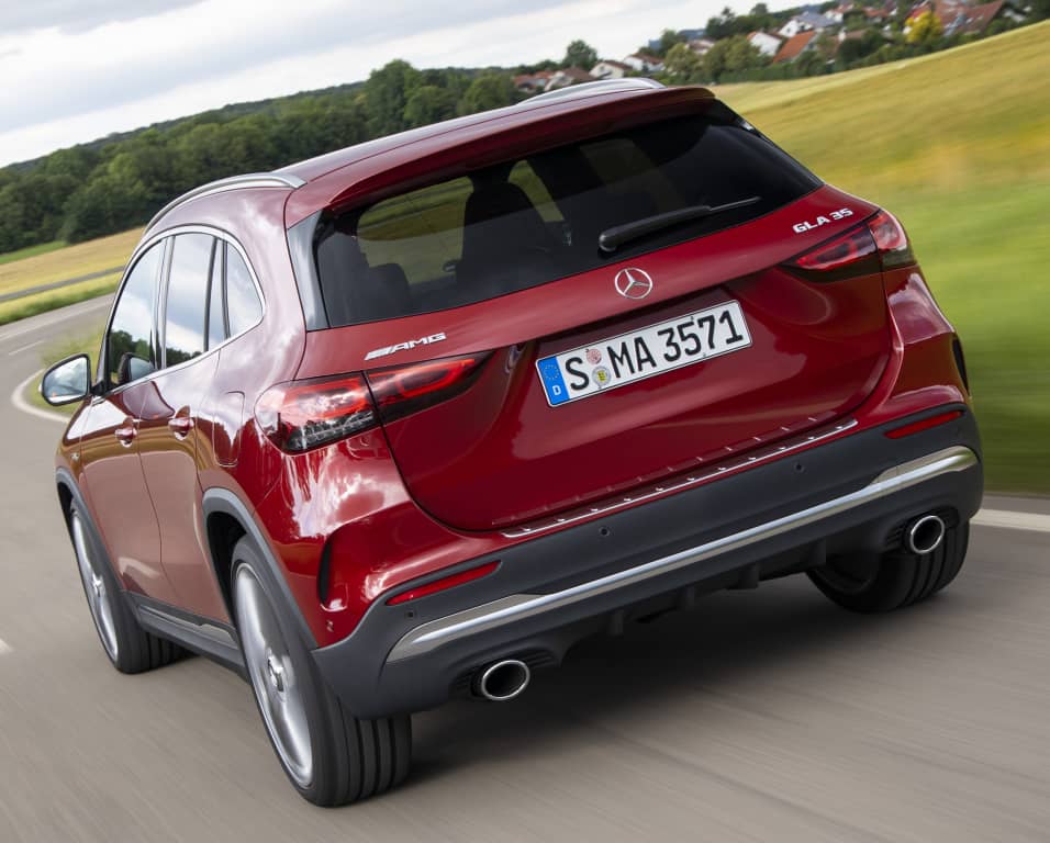 La trasera agresiva del GLA 45 S 4MATIC+ con difusores y cuádruple escape destacados.