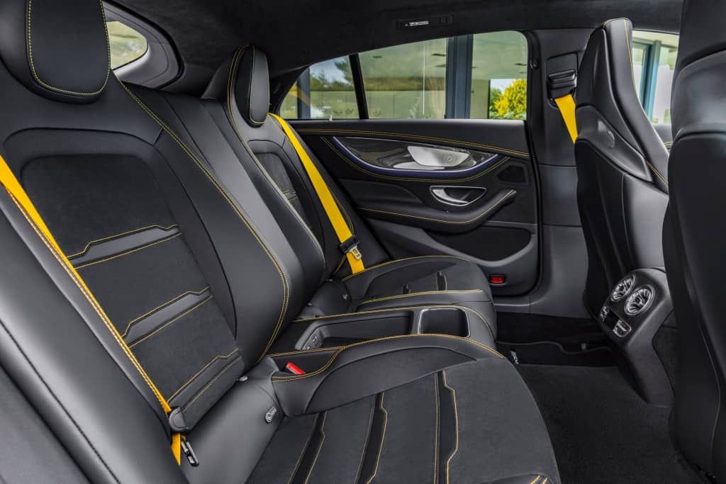 Asientos traseros que combinan confort y elementos de seguridad.