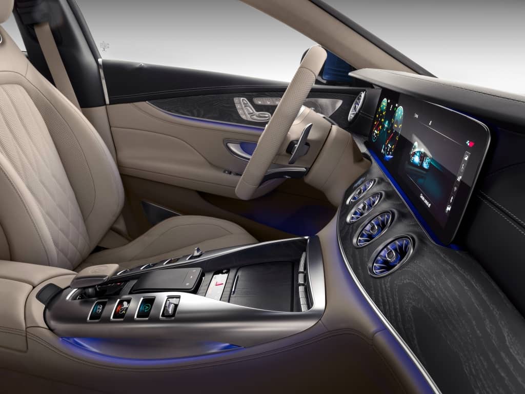 Vista de la consola y panel de instrumentos con diseño futurista.