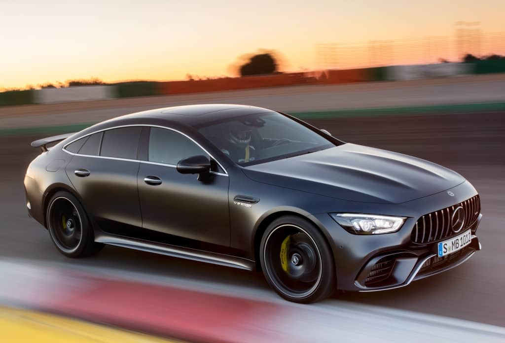 Diseño lateral en movimiento resaltando su elegante deportividad.