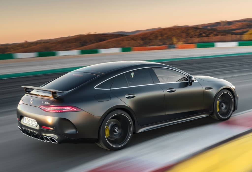 Combinación de potencia y estilo en la trasera durante aceleración.