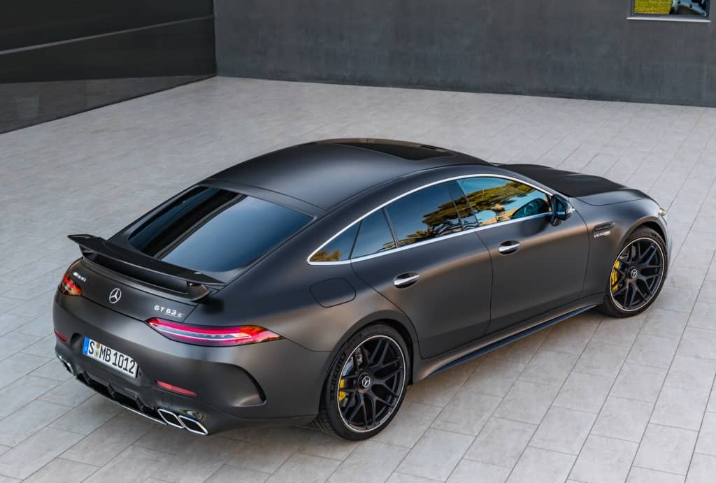 Vista trasera que exhibe líneas deportivas y alerón integrado.