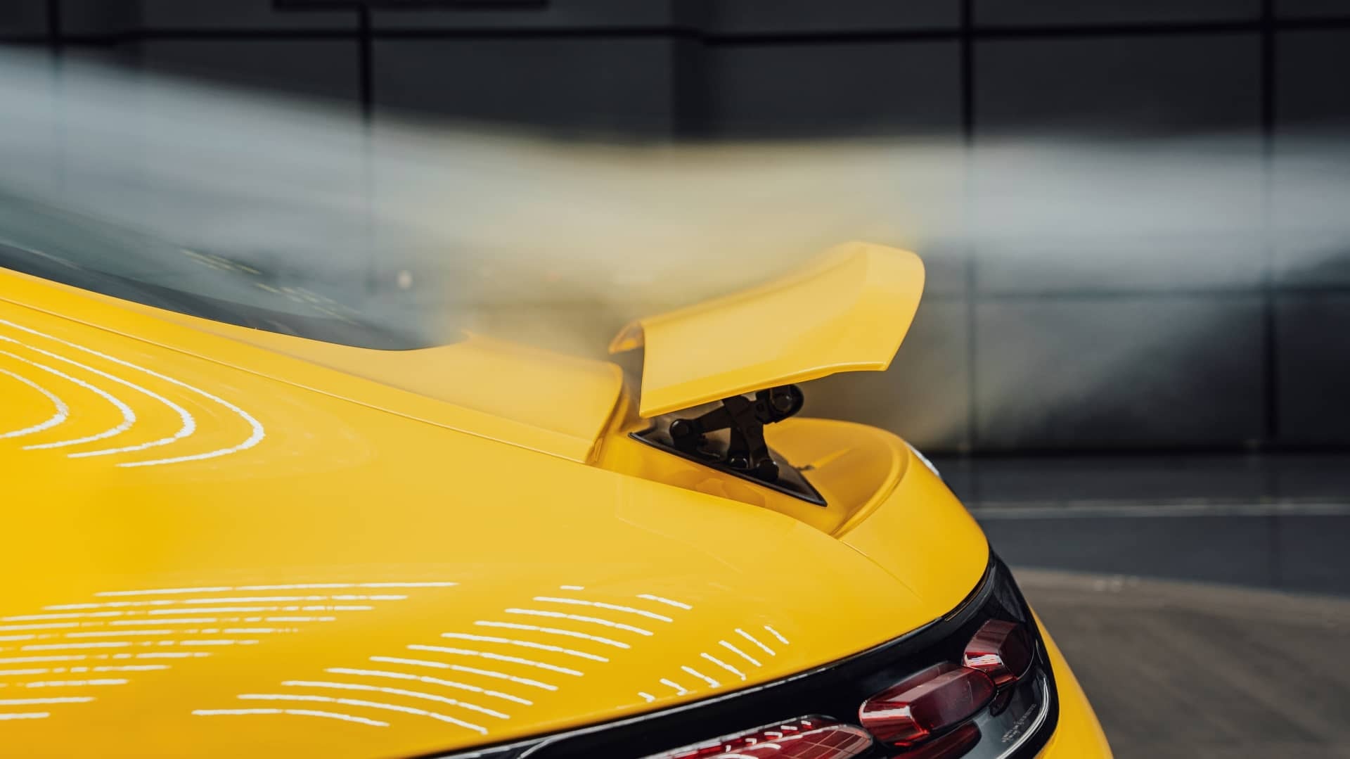 Alerón del Mercedes-AMG GT, detalle amarillo contrastante.