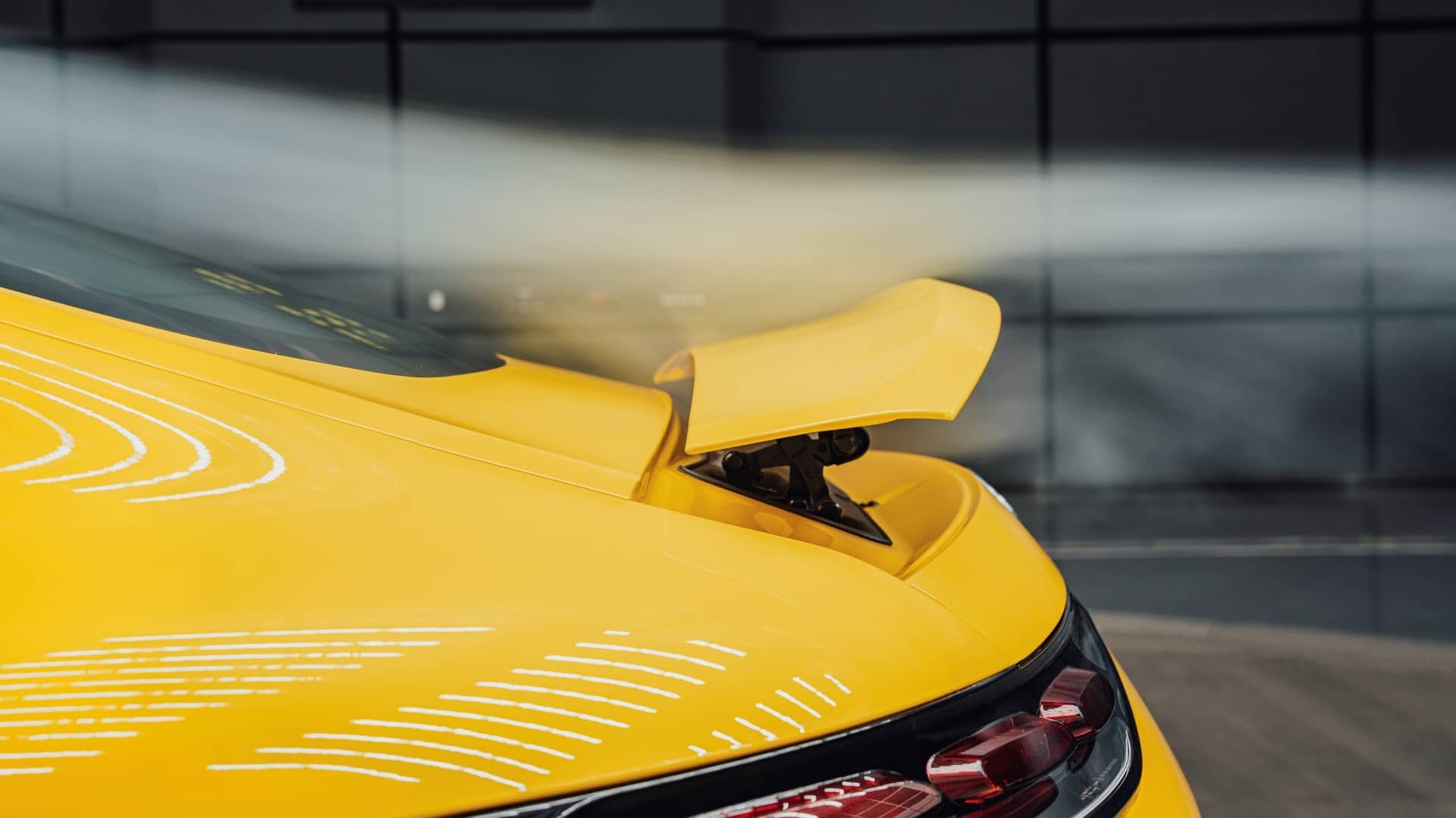 Vista cercana al alerón del Mercedes-AMG GT destacando su diseño.