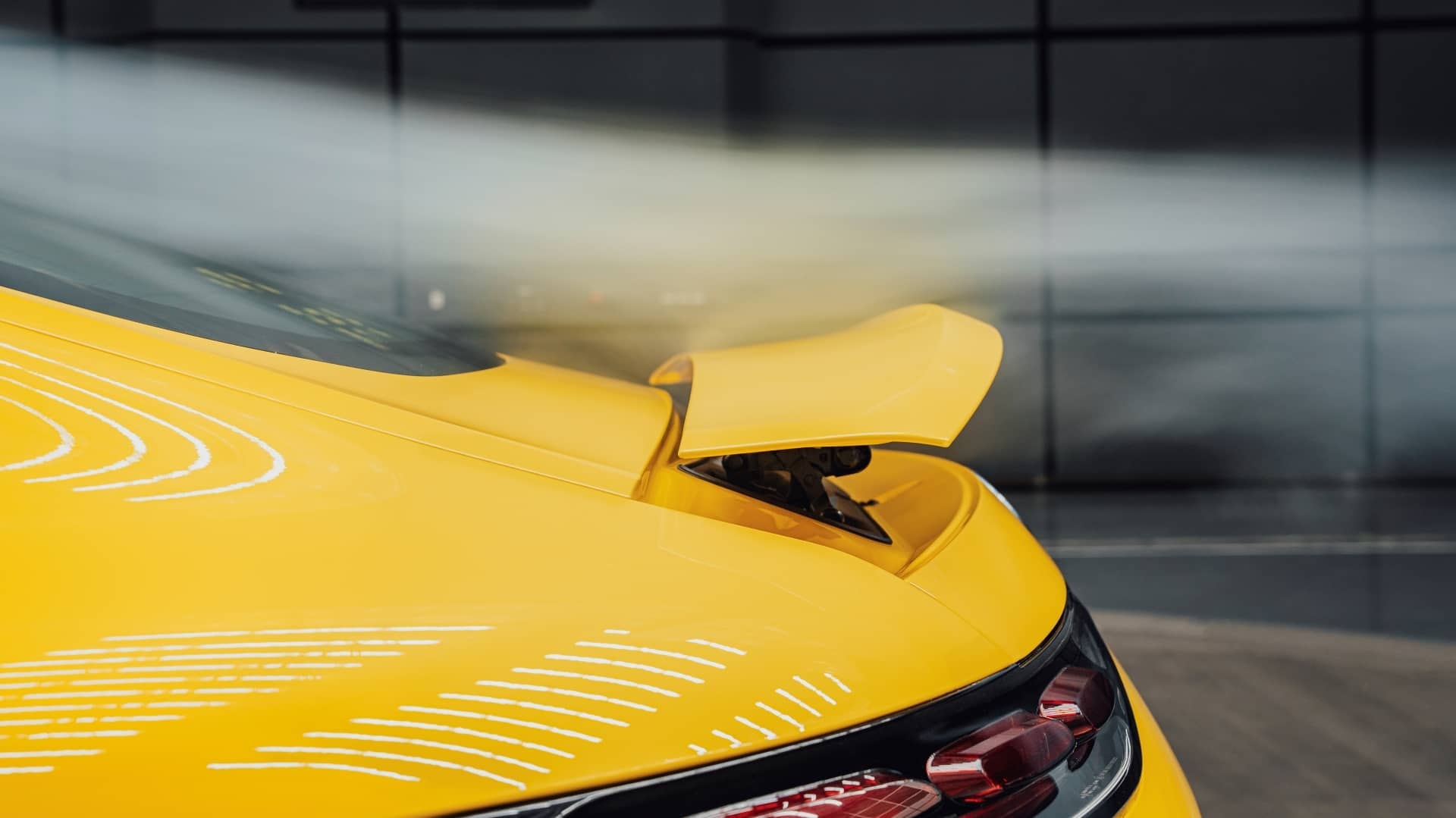 Vista detallada del alerón trasero en un Mercedes-AMG GT amarillo