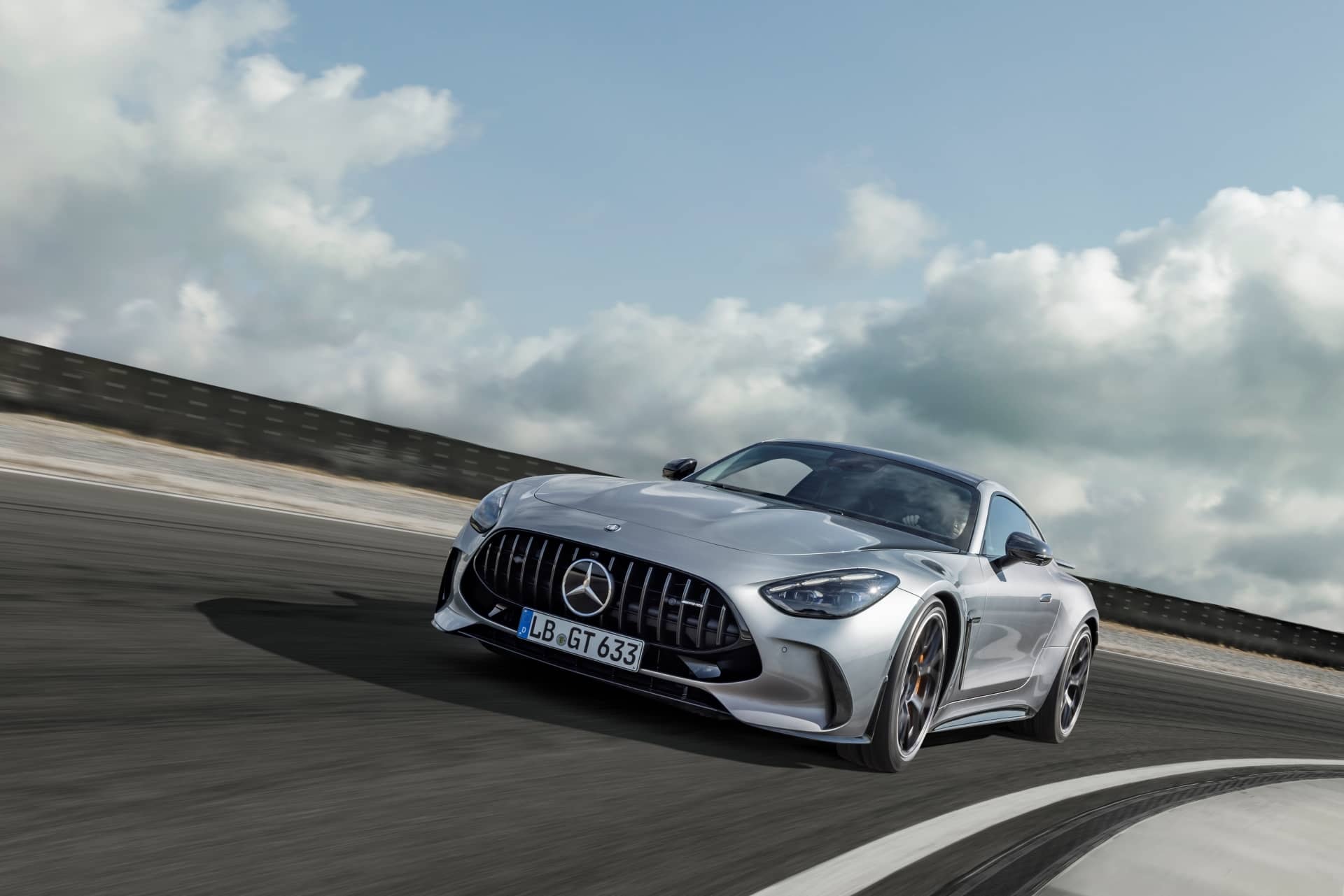 El Mercedes-AMG GT desafiando las curvas del circuito con su afilado frontal y techo bajo.