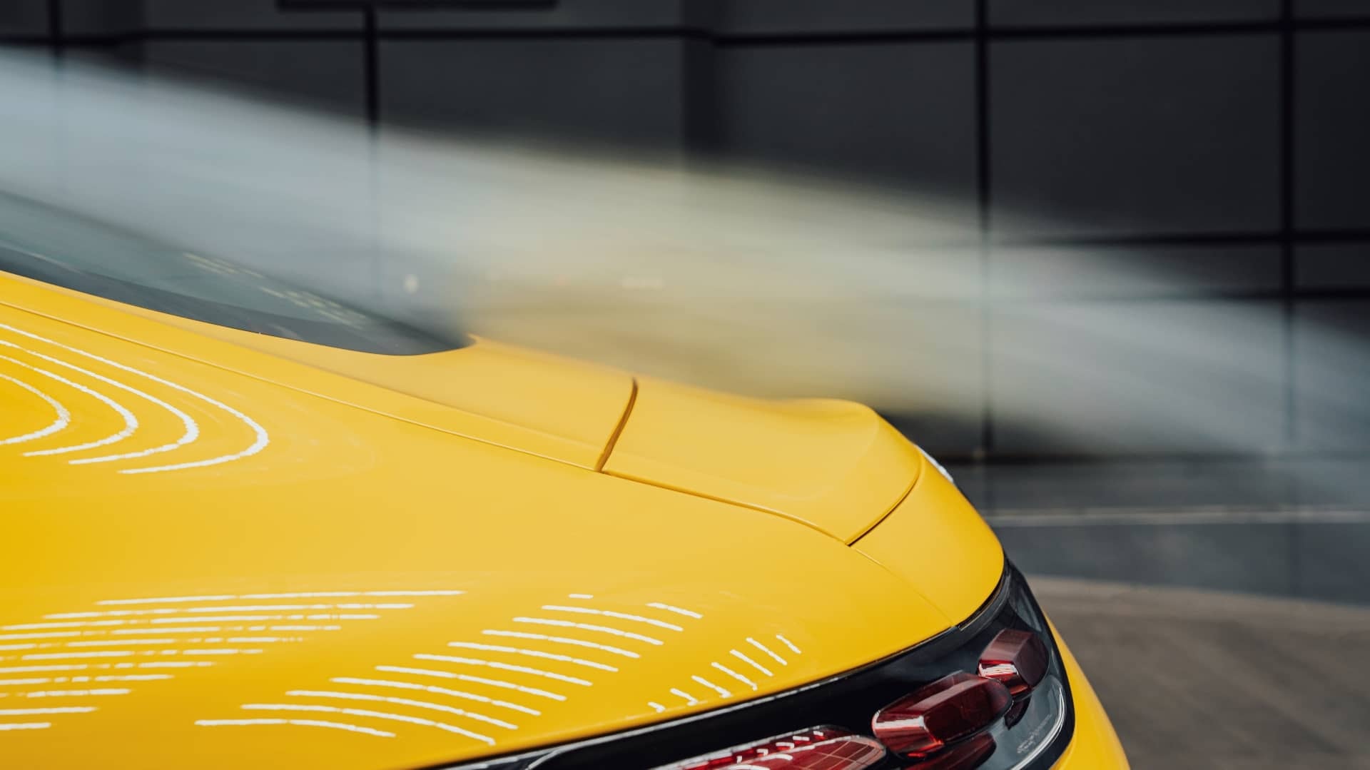 Vista lateral y delantera del Mercedes-AMG GT en movimiento