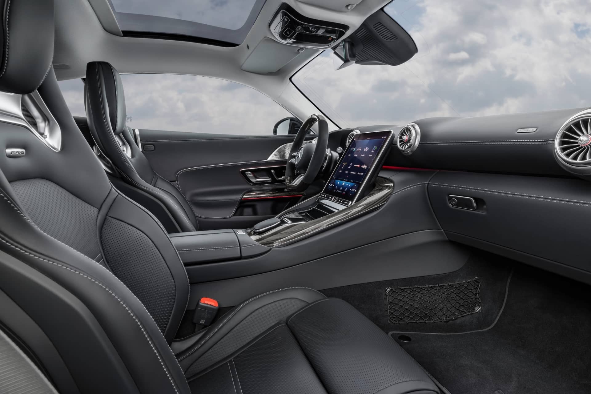 Interior lateral que muestra la ergonomía y el diseño de los asientos del AMG GT.