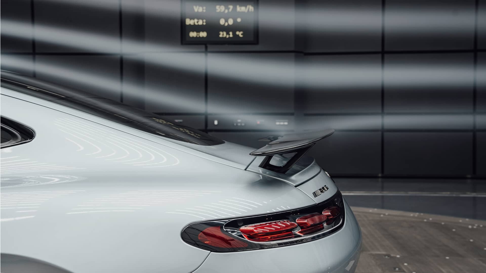 Detalle del alerón trasero del Mercedes-AMG GT, clave en su aerodinámica.