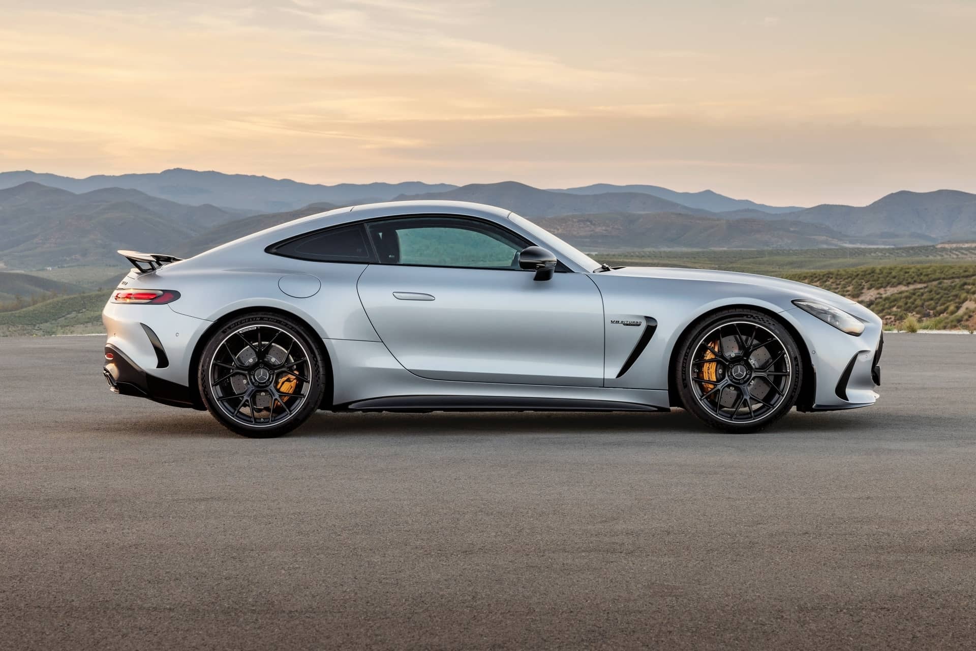 El perfil muestra un diseño GT clásico con proporciones equilibradas y detalles deportivos.