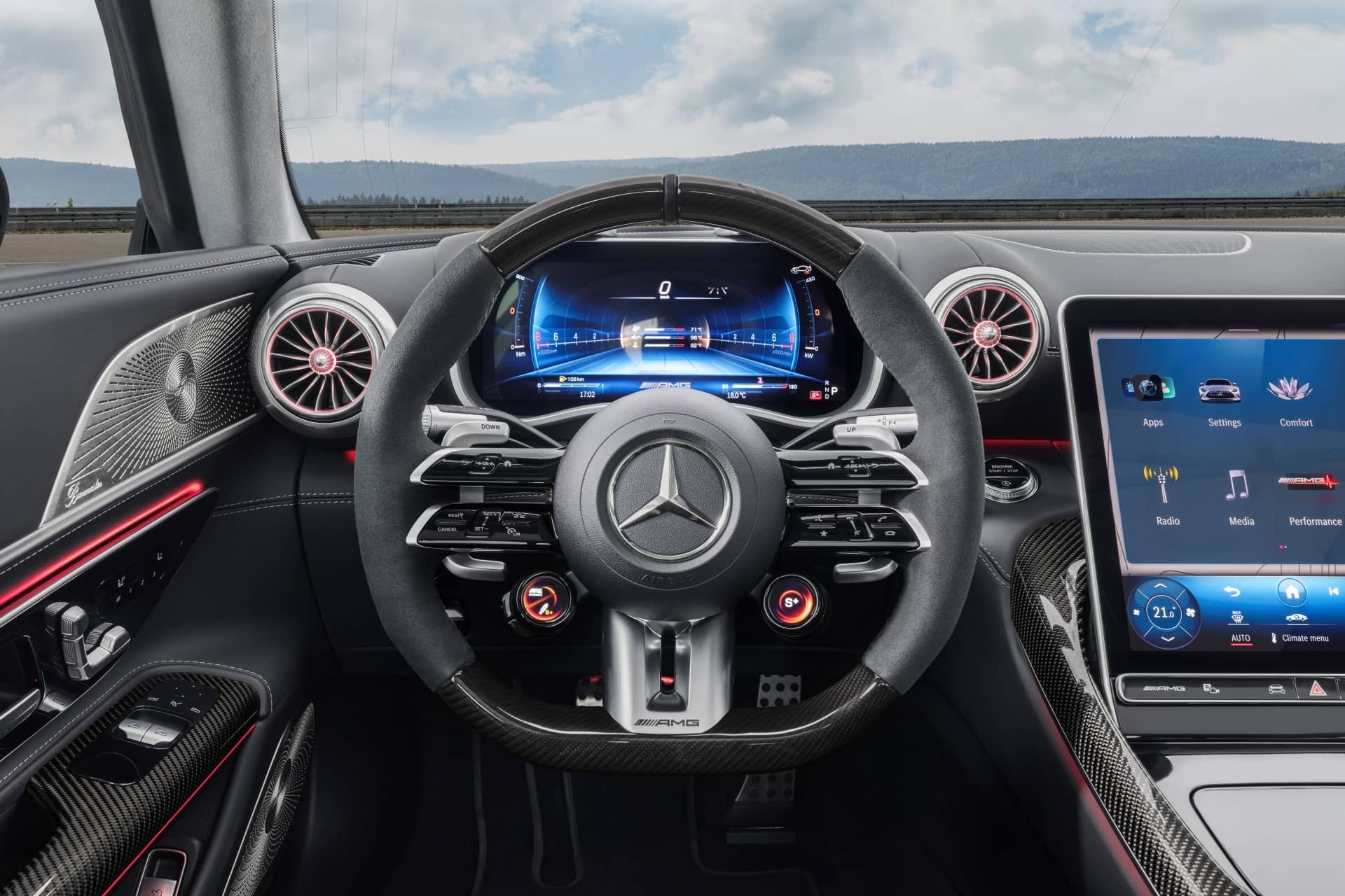 Panel de instrumentos digital con diseño vanguardista del Mercedes-AMG GT.