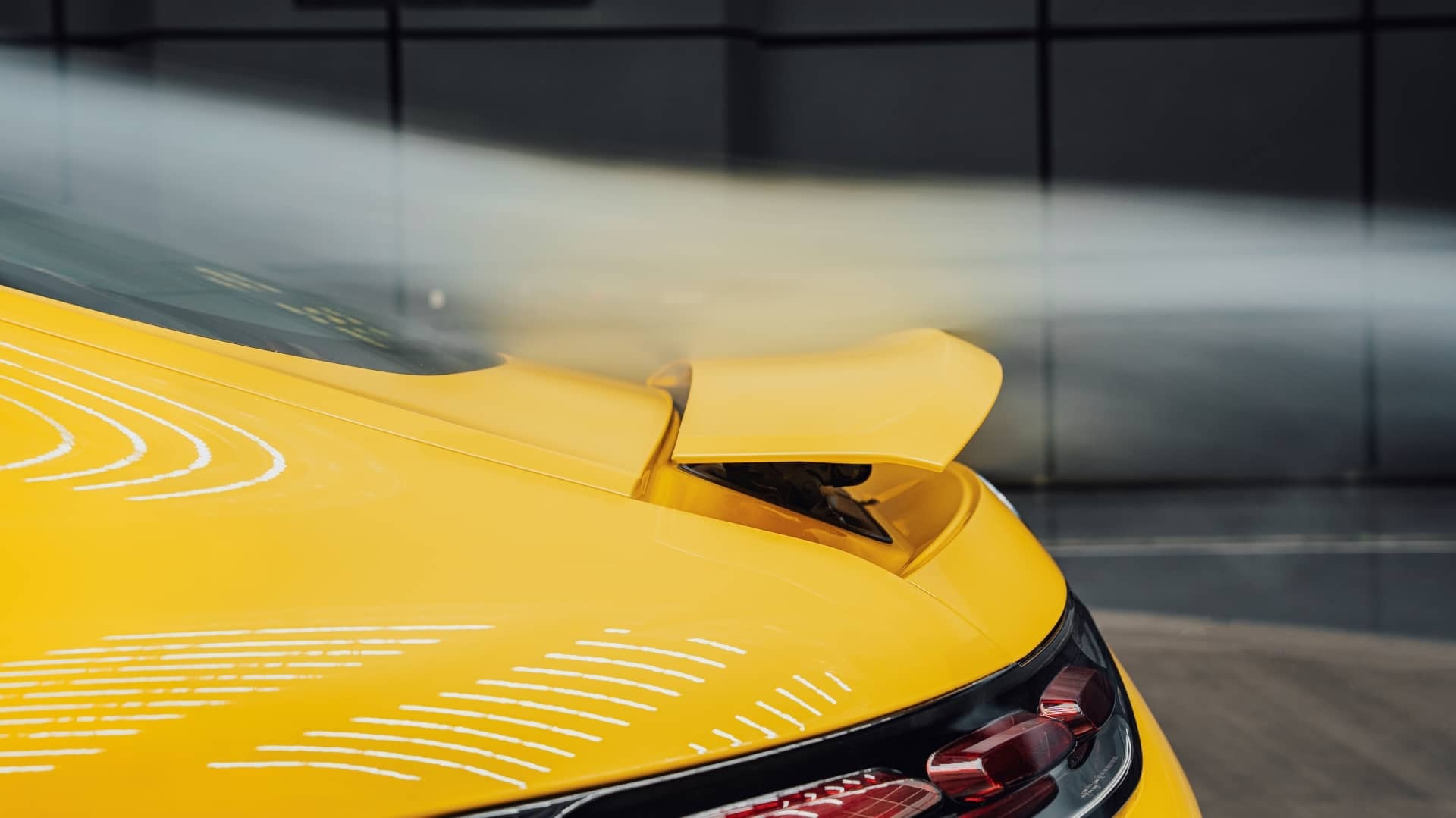 Close-up del alerón trasero del Mercedes-AMG GT realzando su aerodinámica.