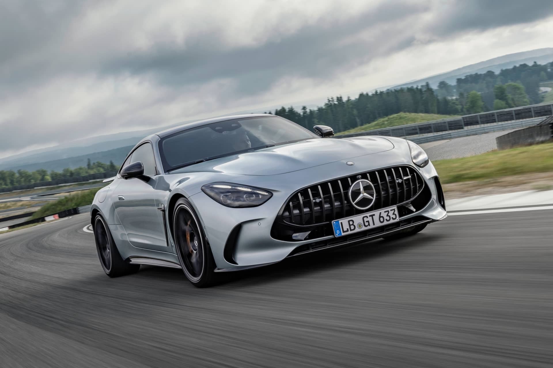 Toma agresiva del frontal y lateral del Mercedes-AMG GT en pista.