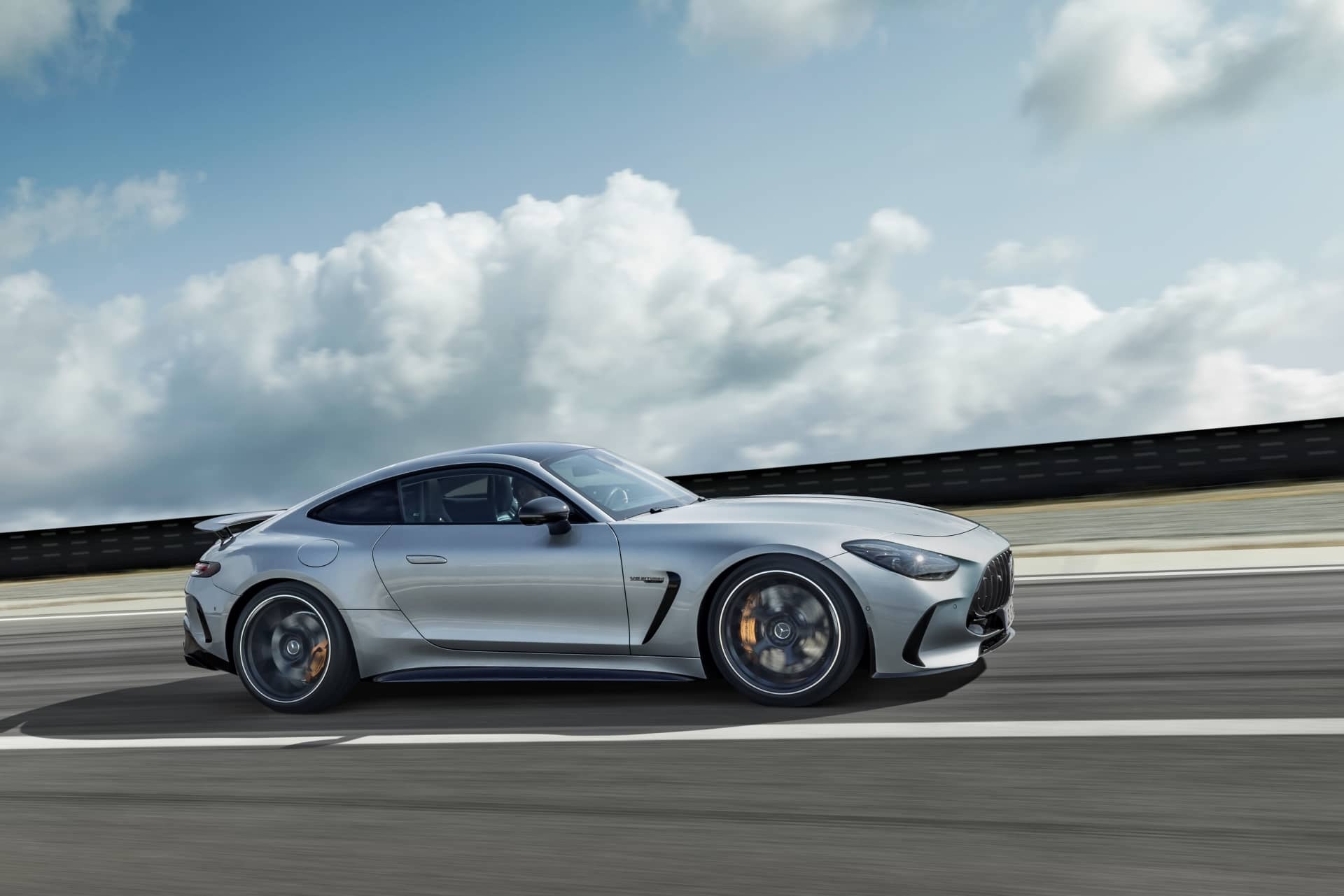 Lateral del Mercedes-AMG GT con énfasis en sus líneas deportivas.
